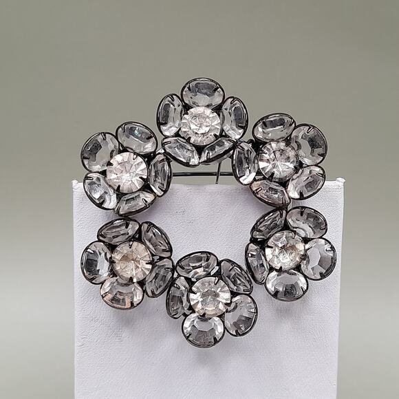 Vintage Flat Clear Crystal Wreath Brooch, Black Enamel, 2 In, 1960s - Picture 8 of 10